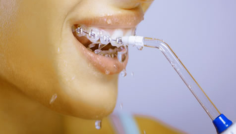 Limpiando Dientes con Irrigador Dental | Clínica Dental Artdenta Valencia