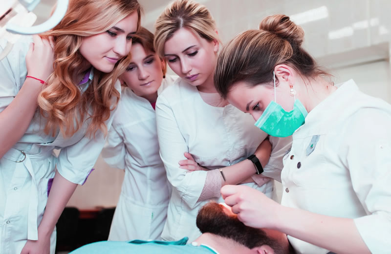 Estudiantes femeninas a Protésico Dental | Clínica Dental Artdenta Valencia
