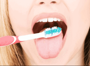 Limpiador de lengua del cepillo dental.