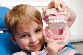 Niño en odontólogo