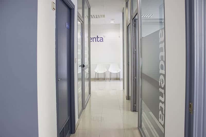 Pasillo y consultas de clínica dental - Clínica Dental en Valencia Benimaclet ARTDENTA