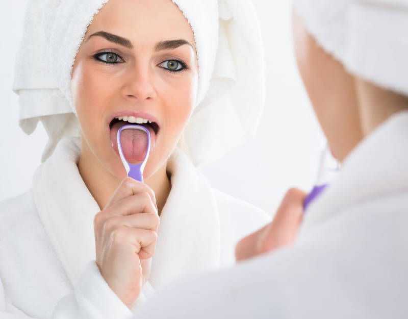 Como usar el Limpiador Lingual | Clínica Dental Artdenta Valencia