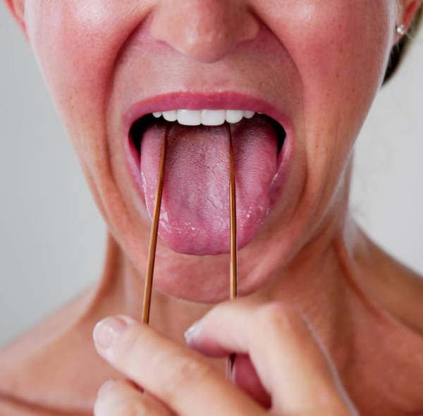 Usando el Limpiador Lingual | Clínica Dental Artdenta Valencia