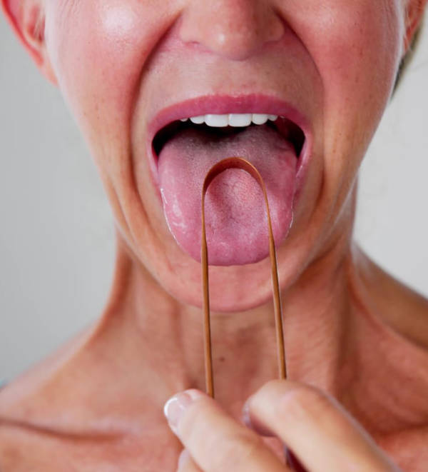Usando el Limpiador Lingual | Clínica Dental Artdenta Valencia