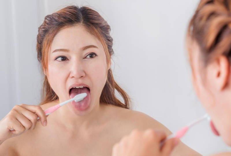 Cepillo en lugar de Limpiador Lingual | Clínica Dental Artdenta Valencia