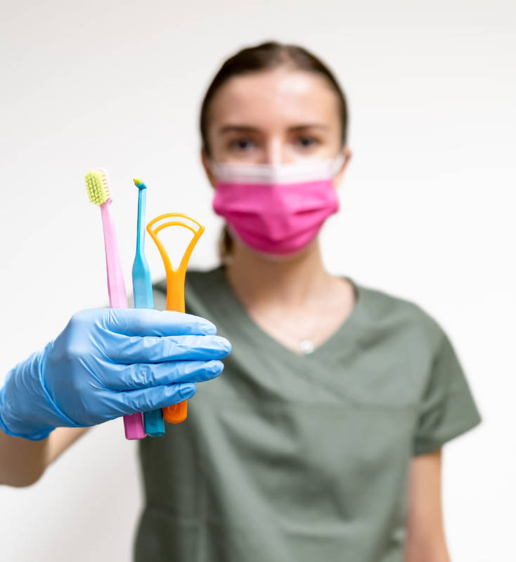 Distintos utensilios para limpieza dental | Clínica Dental Artdenta Valencia