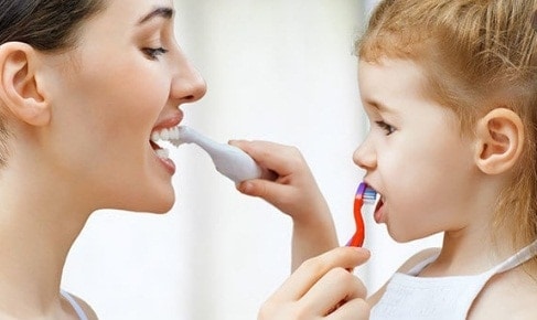 Cepillar los dientes con los niños