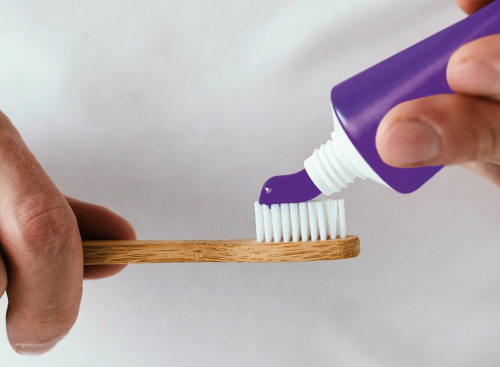Pasta Morada falso blanqueador dental | Clínica Dental Artdenta Valencia