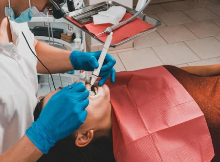 LImpiando sarro con raspadores dentales | Clínica Dental Artdenta en Valencia