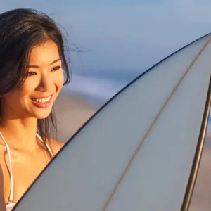 Mujer sonriente de vacaciones | Clínica Artdenta Benimaclet