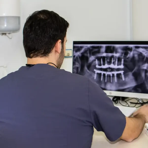 Doctor consulta radiografia Clínica Dental Artdenta Valencia -Benimaclet