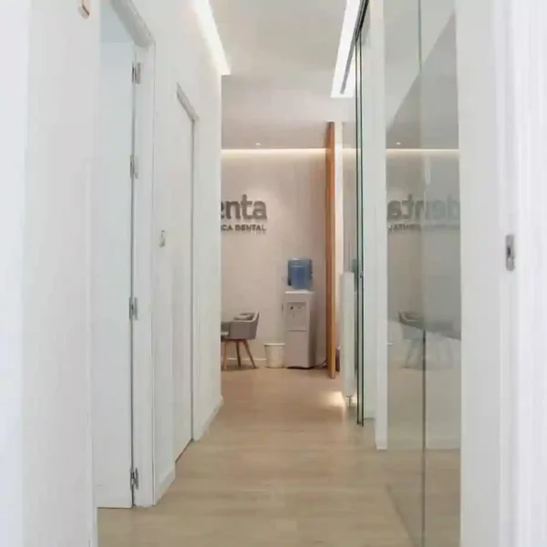 Recepción y pasillos Clínica Dental Artdenta Valencia -Benimaclet