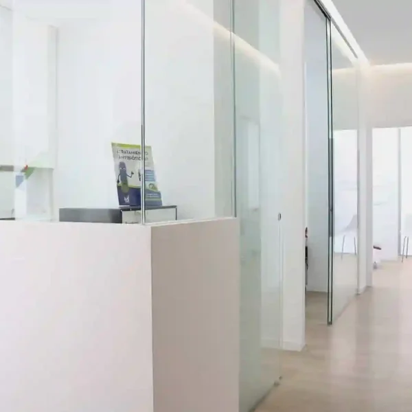 Recepción y pasillos Clínica Dental Artdenta Valencia -Benimaclet