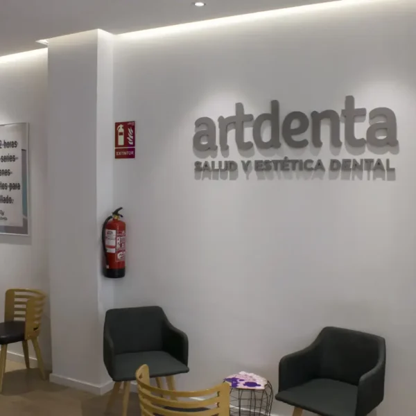 Recepción y pasillos Clínica Dental Artdenta Valencia -Benimaclet