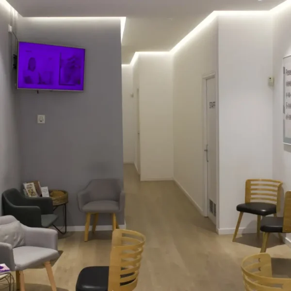 Recepción y pasillos Clínica Dental Artdenta Valencia -Benimaclet